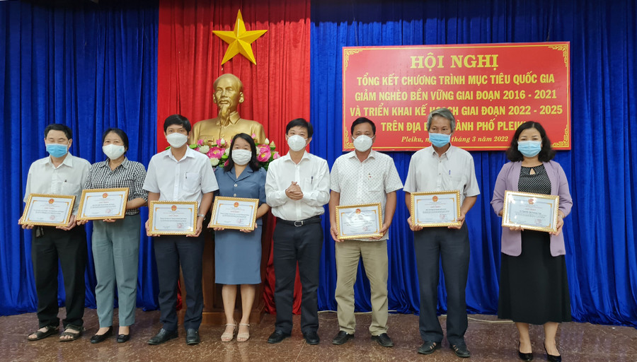 Chủ tịch UBND TP. Pleiku Đỗ Việt Hưng (thứ 5 từ trái sang) trao giấy khen cho tập thể, cá nhân có thành tích xuất sắc trong công tác giảm nghèo giai đoạn 2016-2021. Ảnh: Bá Bính Chủ tịch UBND TP. Pleiku trao giấy khen cho tập thể, cá nhân có thành tích xuất sắc trong công tác giảm nghèo của thành phố giai đoạn 2016-2021. Ảnh: Bá Bính