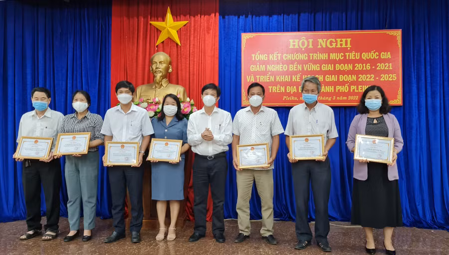 Chủ tịch UBND TP. Pleiku trao giấy khen cho tập thể, cá nhân có thành tích xuất sắc trong công tác giảm nghèo của thành phố giai đoạn 2016-2021. Ảnh: Bá Bính