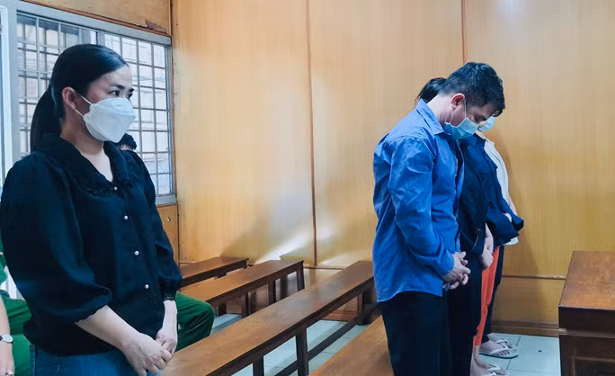 Nhóm tội phạm trục lợi bằng cách buôn bán găng tay y tế giả Nhóm tội phạm trục lợi bằng cách buôn bán găng tay y tế giả