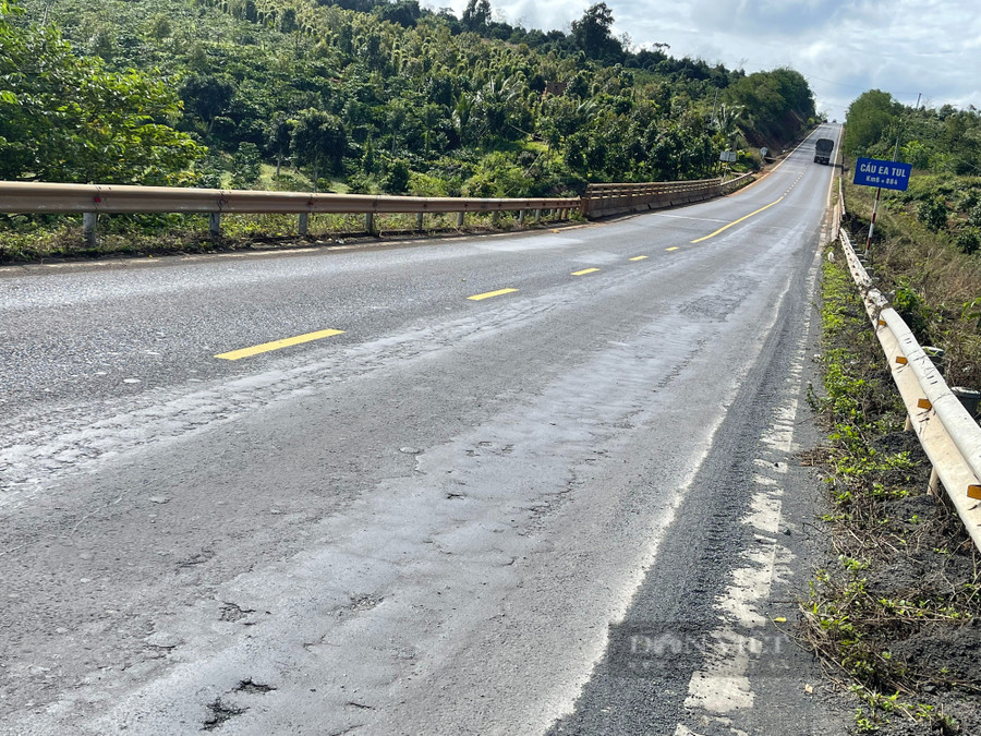 Mặt đường loang lổ sau khi được đơn vị thi công vá víu. Ảnh: N.G