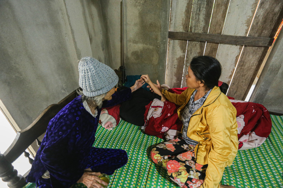 Nữ sinh N. vẫn được gia đình chăm sóc tại nhà với nỗi ám ảnh không dám đến trường. Ảnh: Lê Hoài Nhân