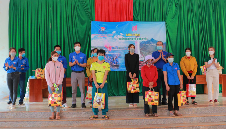 Đoàn khối các Cơ quan và Doanh nghiệp tỉnh tặng quà cho người dân khó khăn xã Ia O. Ảnh: Phan Lài