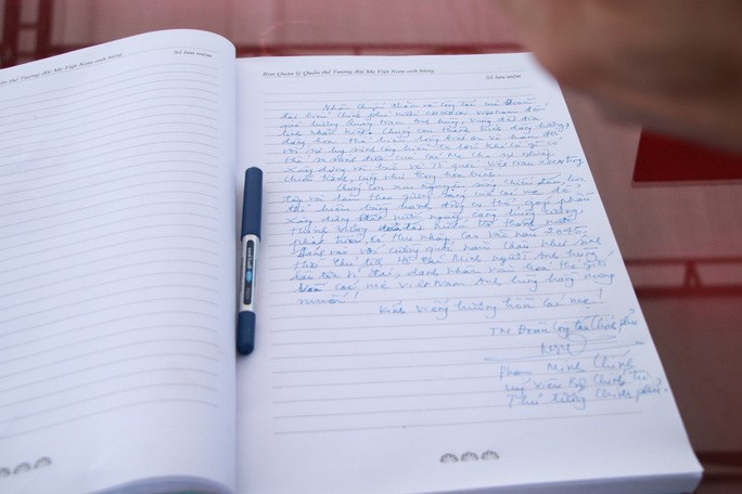 Thủ tướng Phạm Minh Chính dâng hương tại Tượng đài Mẹ Việt Nam Anh hùng và viết sổ lưu niệm Thủ tướng Phạm Minh Chính dâng hương tại Tượng đài Mẹ Việt Nam Anh hùng và viết sổ lưu niệm