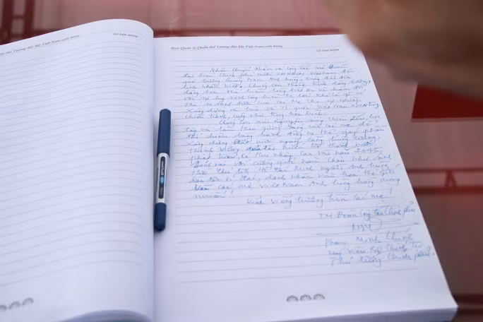 Thủ tướng Phạm Minh Chính dâng hương tại Tượng đài Mẹ Việt Nam Anh hùng và viết sổ lưu niệm