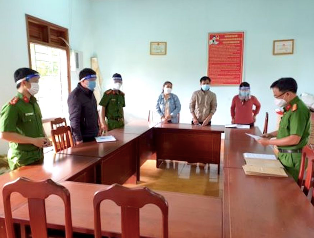 Cơ quan công an đọc lệnh bắt tạm giam Phan Ngọc Vinh (áo khoác đen). Ảnh: Công an tỉnh Kon Tum Cơ quan công an đọc lệnh bắt tạm giam Phan Ngọc Vinh (áo khoác đen). Ảnh: Công an tỉnh Kon Tum