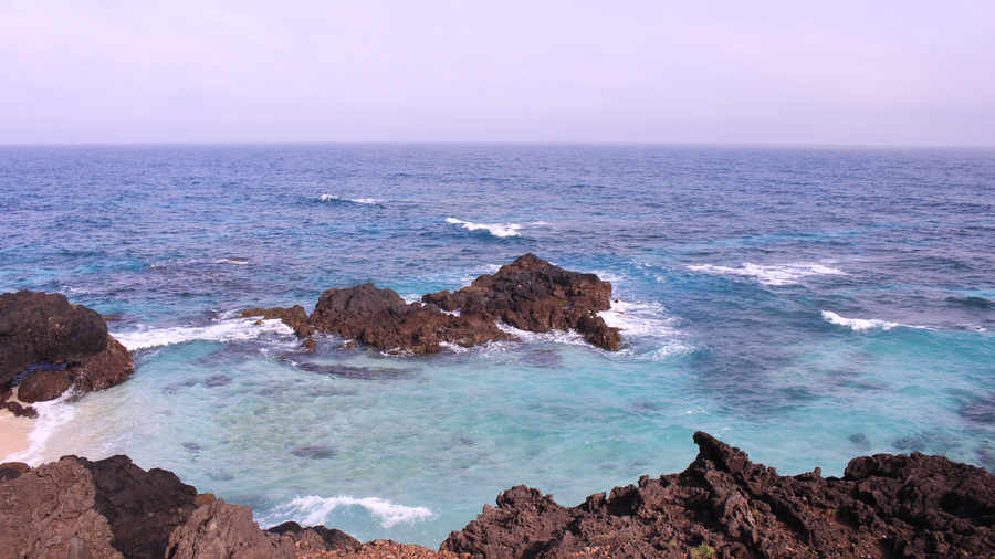 Biển xanh và bờ đá độc đáo ở đảo Bé