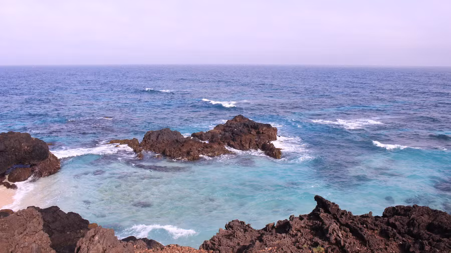 Biển xanh và bờ đá độc đáo ở đảo Bé