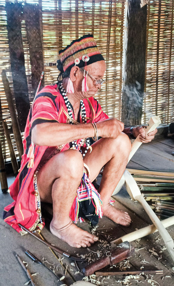 Nghệ nhân A Broh vẽ (A-Pẹ) dân tộc Gié Triêng đang chế tác đàn Pin puil. Nghệ nhân A Broh vẽ (A-Pẹ) dân tộc Gié Triêng đang chế tác đàn Pin puil.