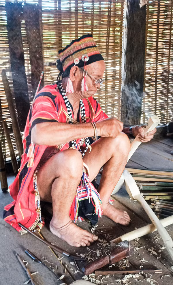 Nghệ nhân A Broh vẽ (A-Pẹ) dân tộc Gié Triêng đang chế tác đàn Pin puil.