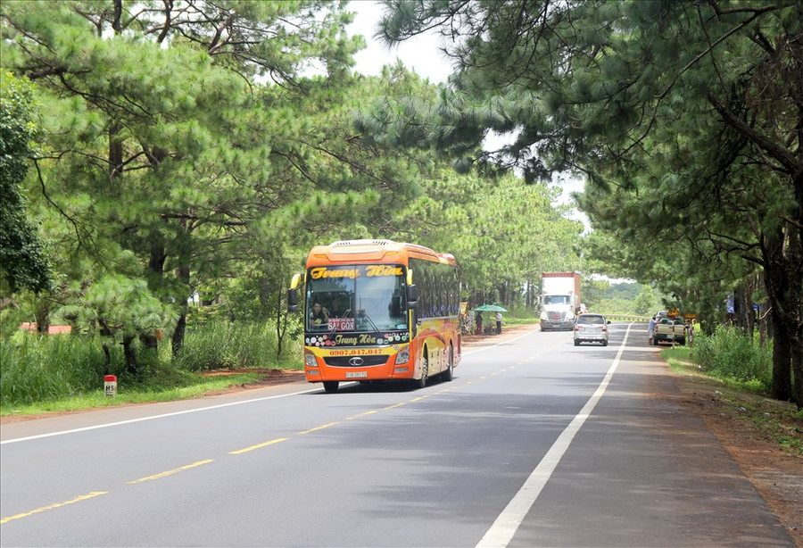 Ngành vận tải hành khách chịu nhiều áp lực trước việc xăng dầu tăng giá, dịch bệnh diễn biến phức tạp. Ảnh: Phan Tuấn