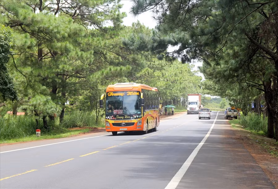 Ngành vận tải hành khách chịu nhiều áp lực trước việc xăng dầu tăng giá, dịch bệnh diễn biến phức tạp. Ảnh: Phan Tuấn