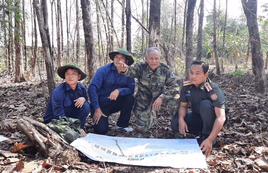 Ông Khăm Xảy Đuông Khăm Sỏng cùng cán bộ Đội K53 xác định vị trí chôn cất các HCLS. Ảnh: TK