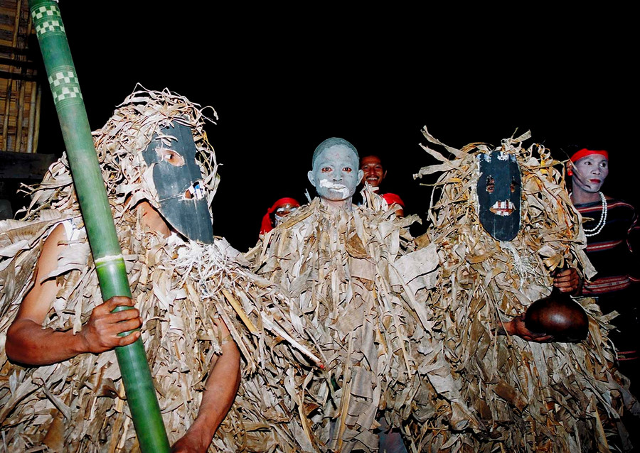 Người Jrai, Bahnar sáng tạo mặt nạ và hóa trang thành “dị nhân” trong lễ pơ thi.Ảnh: Trần Phong