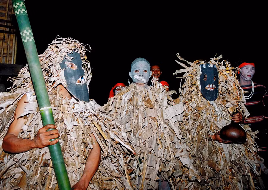 Người Jrai, Bahnar sáng tạo mặt nạ và hóa trang thành “dị nhân” trong lễ pơ thi.Ảnh: Trần Phong