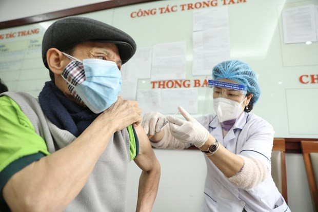 Nhân viên y tế tiêm vaccine phòng COVID-19 cho người dân. Ảnh: Minh Quyết/TTXVN