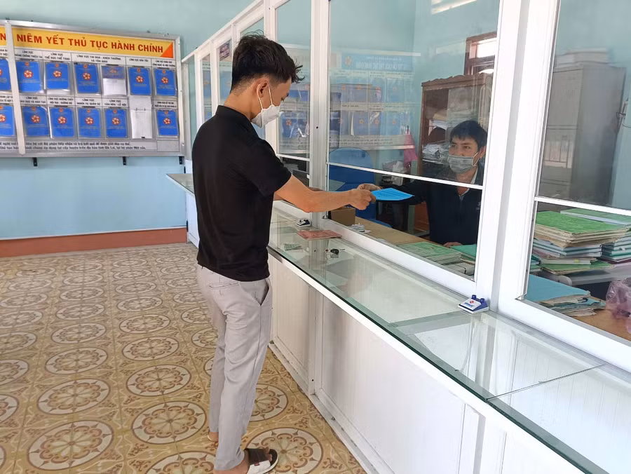 Người dân đến bộ phận một của xã Ayun (huyện Mang Yang) để giải quyết thủ tục hành chính. Ảnh: R'Ô HOK
