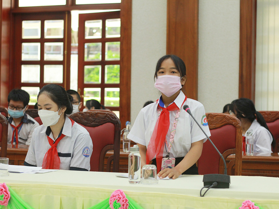 Các em thiếu nhi đặt câu hỏi cho đại biểu HĐND tỉnh tại chương trình tiếp xúc, đối thoại. Ảnh: Phan Lài Thiếu nhi đặt câu hỏi cho đại biểu HĐND tỉnh tại chương trình tiếp xúc, đối thoại. Ảnh: Phan Lài