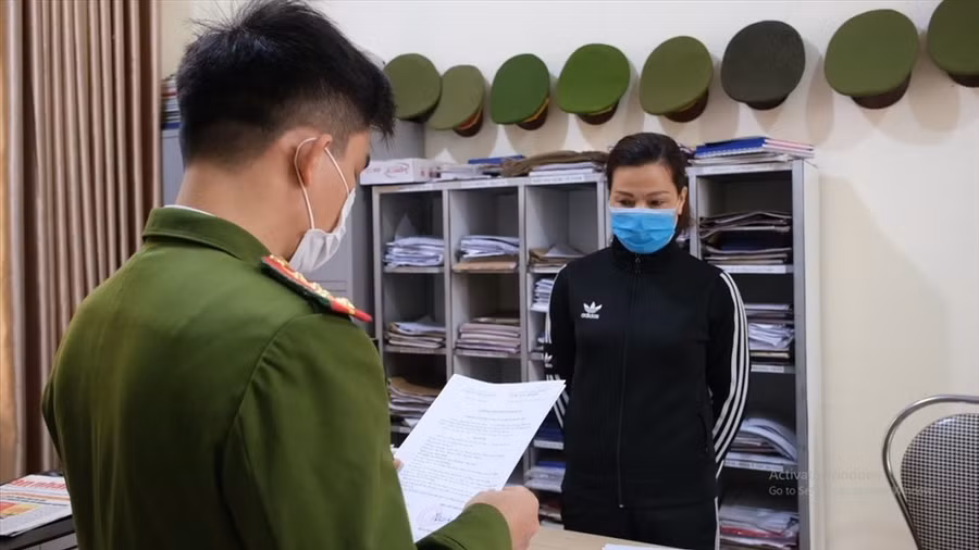 Đối tượng Hằng bị bắt vì hành về tội tham ô tài sản. Ảnh: CACC.