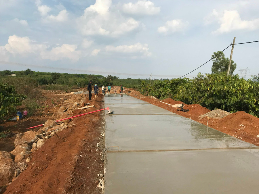 Thi công đường giao thông nội đồng ra khu sản xuất cà phê của HTX Sản xuất, Thương mại, Dịch vụ, Du lịch, nông nghiệp Ia Mơ Nông( huyện Chư Păh). Ảnh: Nguyễn Diệp