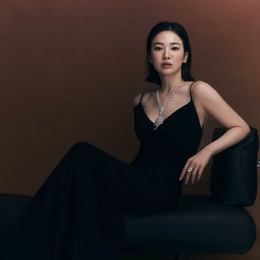 Không chỉ là nữ diễn viên hàng đầu màn ảnh xứ Hàn giữ vững ổn định phong độ và đẳng cấp suốt 2 thập kỷ qua, Song Hye Kyo còn là ngôi sao thời trang đình đám đắt sô quảng cáo và gương mặt quen thuộc trên các trang bìa tạp chí.