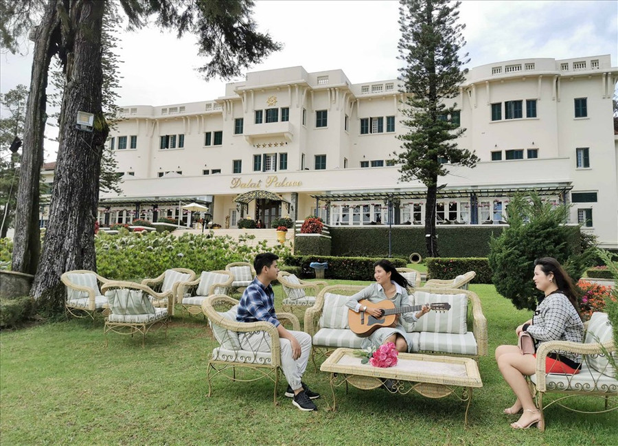 Trong khuôn viên khách sạn Palace DaLat (Lâm Đồng). Ảnh: Văn Bảo
