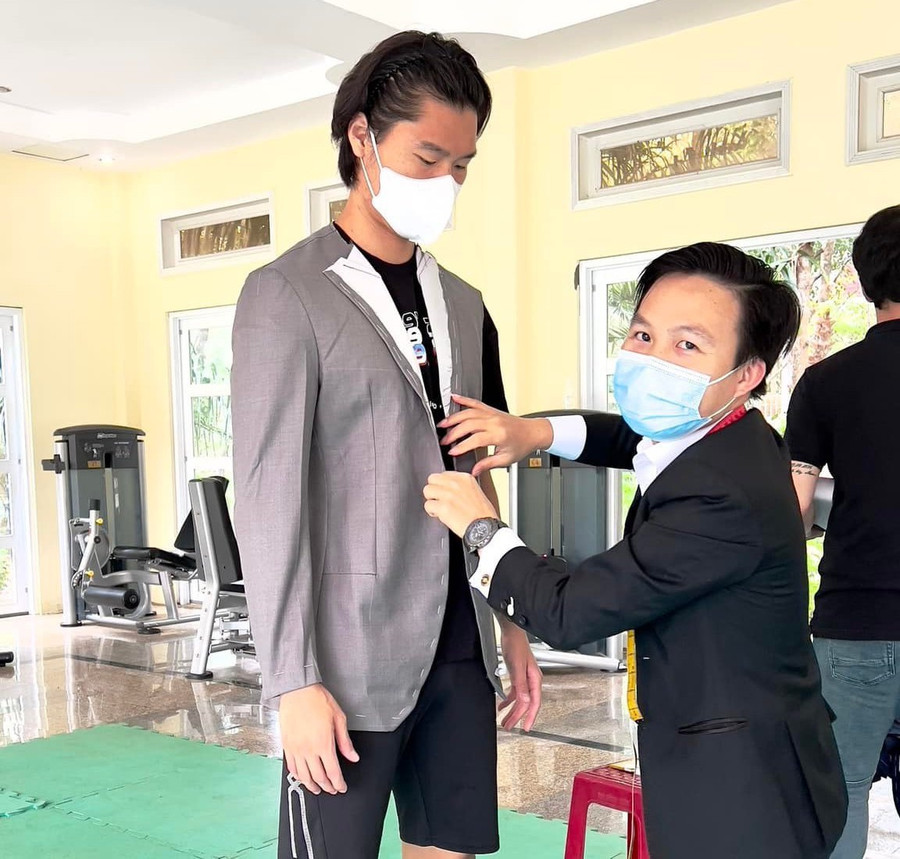 Trung vệ người Hàn Quốc, Kim Dong-su đang được may đo bộ vest của mình. Ảnh: KIATISUK