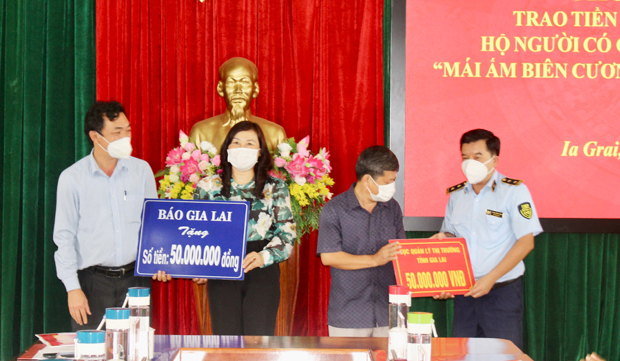 Các tổ chức cơ sở Đảng trực thuộc Đảng ủy Khối các Cơ quan và Doanh nghiệp tỉnh trao tiền xây dựng chương trình Mái ấm biên cương cho đại diện Huyện ủy Ia Grai. Ảnh: Phan Lài Các tổ chức cơ sở Đảng trực thuộc Đảng ủy Khối các Cơ quan và Doanh nghiệp tỉnh trao tiền xây dựng chương trình Mái ấm biên cương cho đại diện Huyện ủy Ia Grai. Ảnh: Phan Lài