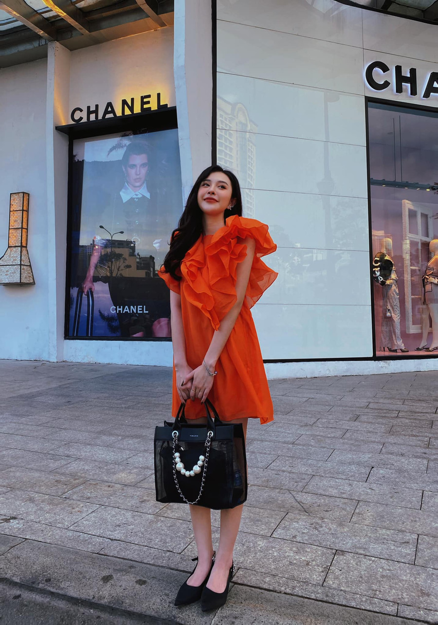 Chính chiếc túi cùng đôi giày ton sur ton đã làm nên vẻ thời trang công sở chính hiệu. Kết hợp với chiếc đầm đỏ bánh bèo cô nàng vừa dễ thương, trẻ trung lại vừa đủ chín chắn để làm việc.