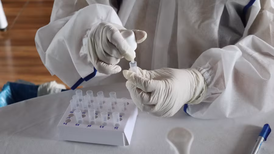 Liên quan đến việc mua kit test xét nghiệm Covid-19, ông Nguyễn Văn Sáu đã bị cách chức tất cả các chức vụ trong Đảng. Ảnh: Hoàng Giáp