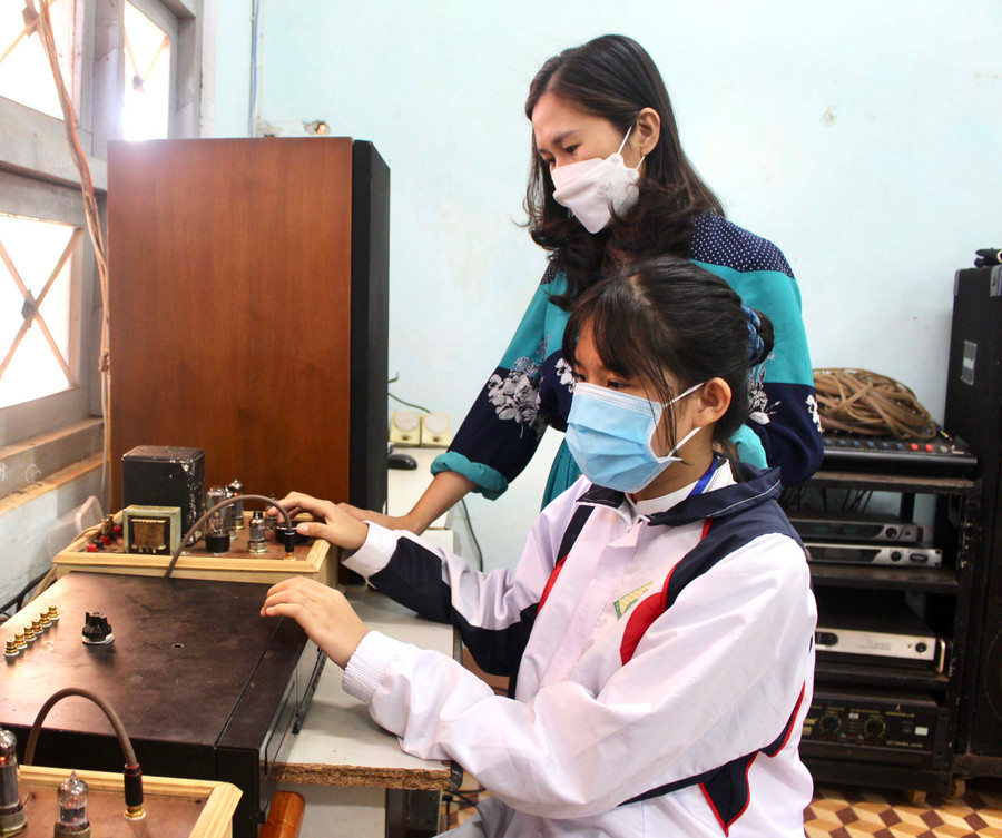 Em Huỳnh Lâm Hương (người ngồi, lớp 10C1, Trường THPT Nguyễn Huệ, huyện Đak Đoa) và cô Phạm Thị Thanh Tâm với thiết bị Ampli. Ảnh Thủy Bình