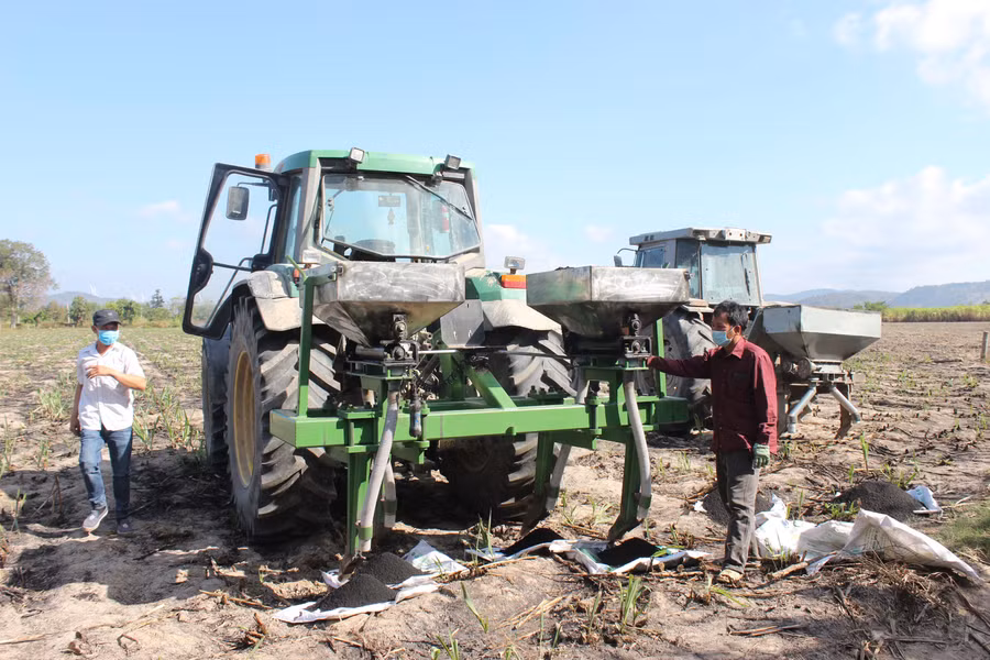 Áp dụng cơ giới trong bón phân hữu cơ vi sinh trên cánh đồng mía huyện Ia Pa. Ảnh: Nguyễn Diệp