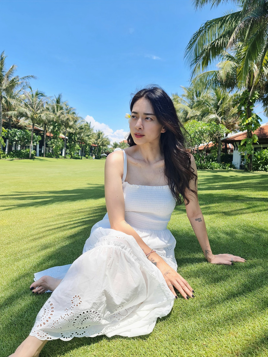 Hôm 14.3, Ngô Thanh Vân thông báo trên trang cá nhân việc được Huy Trần cầu hôn. Cô cảm ơn bạn trai vì đã đồng hành cùng mình trong suốt thời gian qua và nhấn mạnh: “Anh ấy không phải hoàng tử, cũng không phải siêu nhân. Đơn giản anh ấy là điểm tựa và khiến cô ấy cảm thấy bình an, luôn thấy mình nhỏ bé và không bao giờ cô đơn