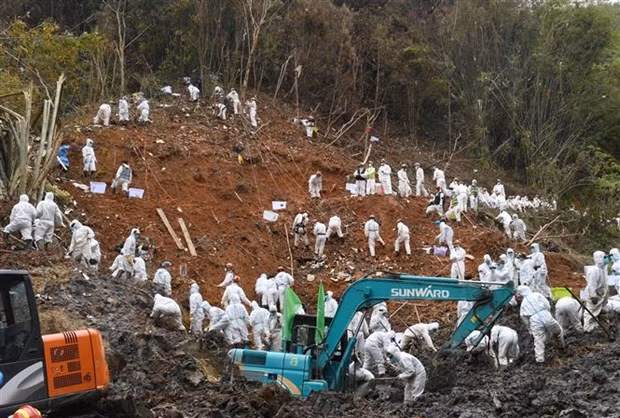 Lực lượng cứu hộ tìm kiếm thi thể các nạn nhân và khắc phục hậu quả vụ tai nạn máy bay của China Eastern Airlines tại thành phố Ngô Châu, tỉnh Quảng Tây (Trung Quốc) ngày 25/3/2022. Ảnh: THX/TTXVN