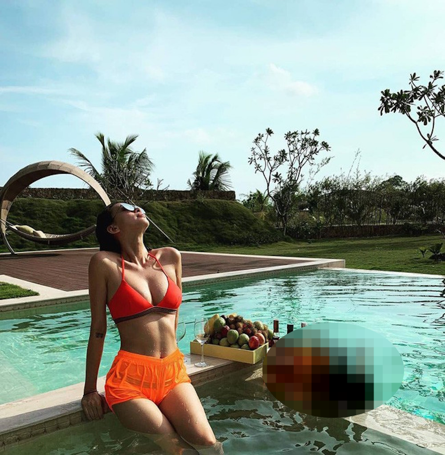 Hình ảnh diễn viên Hai Phượng diện bikini khoe dáng ở bể bơi từng gây sốt cộng đồng mạng. Nhìn body thon gọn của cô, ít ai nghĩ rằng Ngô Thanh Vân đã bước sang tuổi 43. Ảnh: FBNV