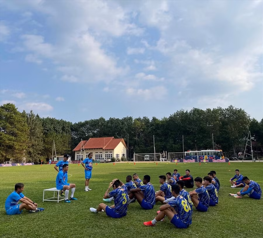 Huấn luyện viên Kiatisak sớm bắt tay vào chuẩn bị cho AFC Champions League. Ảnh: FBNV