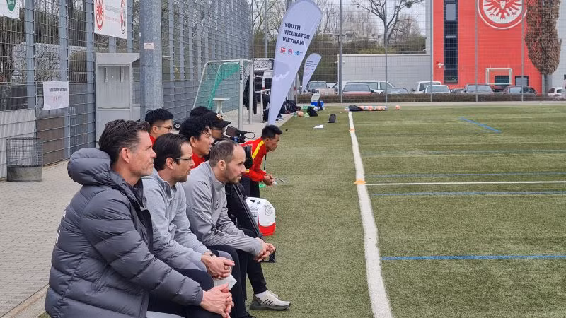 Đội ngũ chuyên gia U.16 Eintracht Frankfurt quan sát U.17 Việt Nam tập luyện. Ảnh: VFF