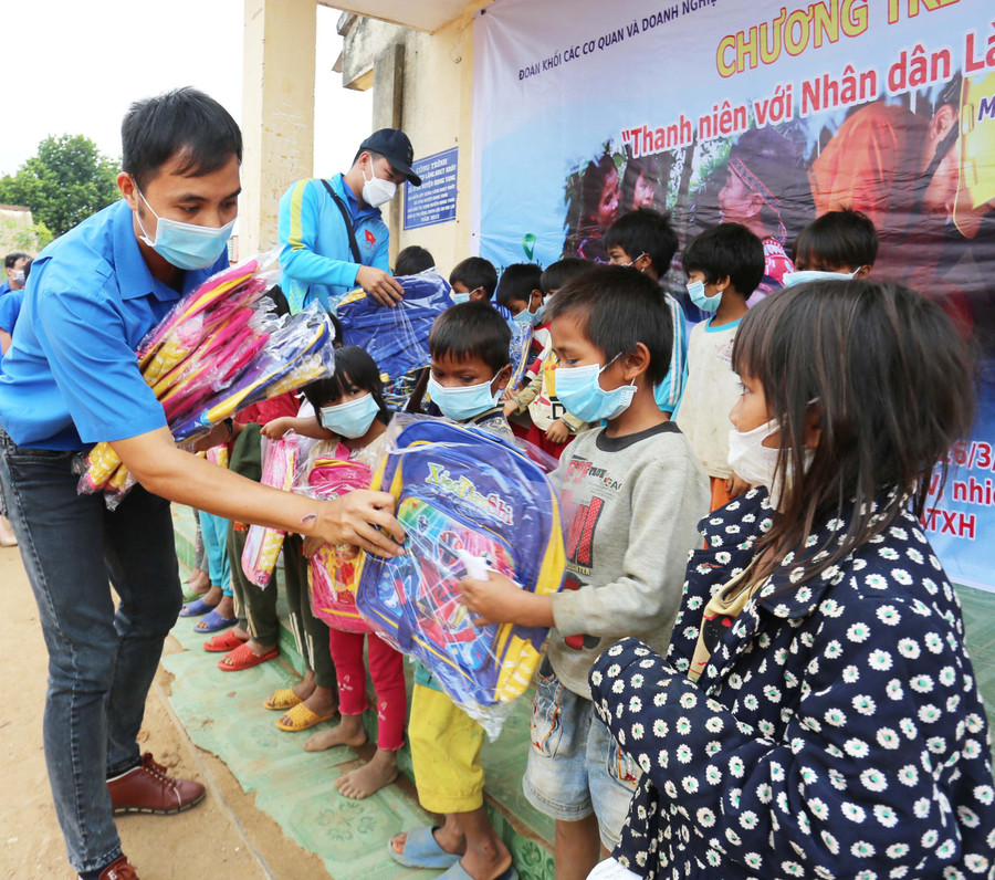 100 chiếc cặp mới đã được đoàn công tác trao đến tay các em học sinh ở Kret Krot. Ảnh: Văn Ngọc