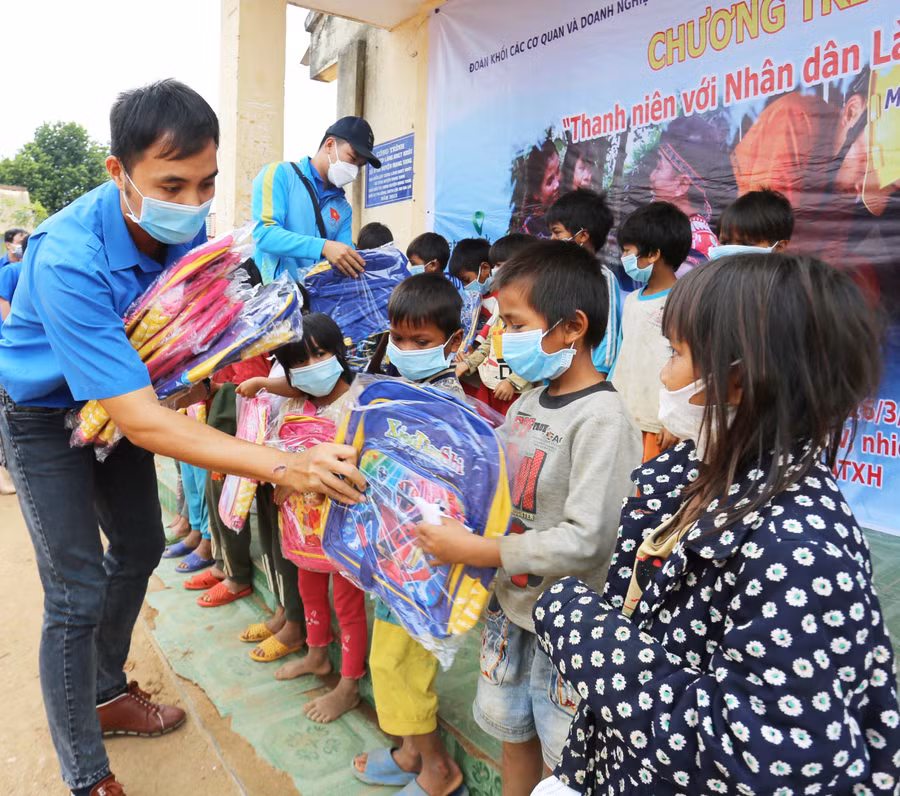 100 chiếc cặp mới đã được đoàn công tác trao đến tay các em học sinh ở Kret Krot. Ảnh: Văn Ngọc