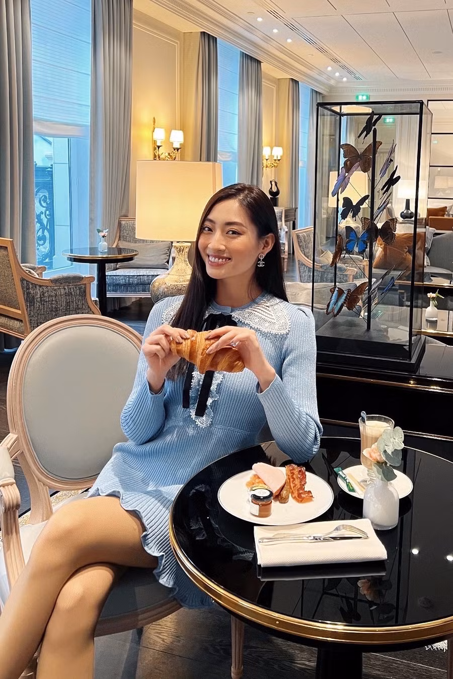 Trong lần đầu tiên đến Pháp, nàng hậu sinh năm 2000 không thể ngủ được do lệch múi giờ nhưng Lương Thùy Linh vẫn luôn giữ tinh thần thoải mái và vui vẻ. Cô còn thường xuyên cập nhật tình hình của bản thân trên mạng xã hội để người hâm mộ có thể theo dõi. Ảnh: NVCC