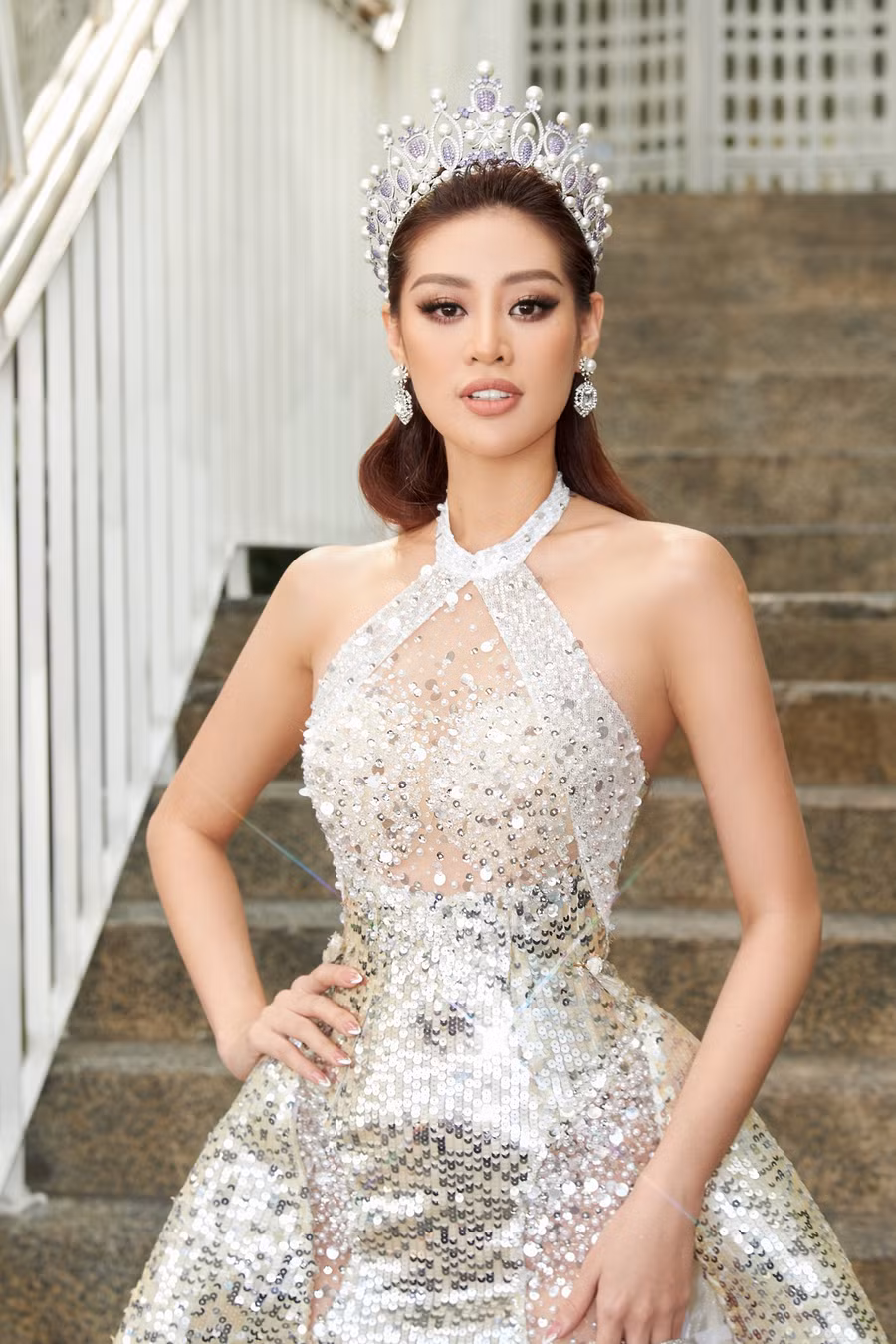 Bộ váy công chúa giúp Khánh Vân trông mảnh mai hơn cả ngoài đời thực được thiết kế bởi NTK Lê Long Dũng. Nàng hậu diện thiết kế này trong ngày đầu tại sơ khảo phía Nam của Hoa hậu Hoàn vũ.