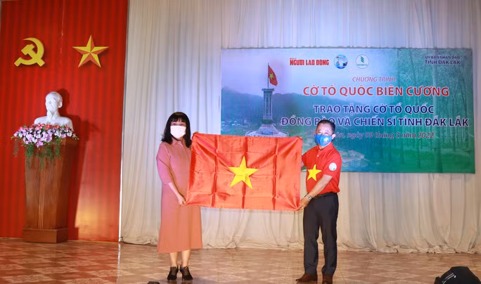 Ông Bùi Thanh Liêm trao tặng lá cờ Tổ quốc của Chủ tịch nước gửi tặng chương trình cho bà H'Yim Kđoh, Phó chủ tịch UBND tỉnh Đắk Lắk