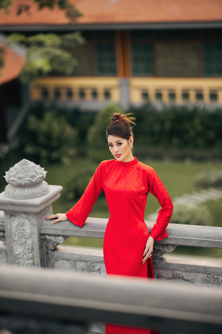 Vẫn cảm hứng từ hoàng hôn nhưng không gian được cố định bởi kiến trúc uy nghi, lộng lẫy có bố cục khi thì thẳng tắp, khi thì uốn lượn mái vòm cong vút. Hoa hậu Khánh Vân khoác lên người áo dài màu đỏ tươi, thể hiện những khát vọng, gửi gắm niềm tin vào những điều tốt đẹp đang chờ đợi ở phía trước. Vẫn cảm hứng từ hoàng hôn nhưng không gian được cố định bởi kiến trúc uy nghi, lộng lẫy có bố cục khi thì thẳng tắp, khi thì uốn lượn mái vòm cong vút. Hoa hậu Khánh Vân khoác lên người áo dài màu đỏ tươi, thể hiện những khát vọng, gửi gắm niềm tin vào những điều tốt đẹp đang chờ đợi ở phía trước.