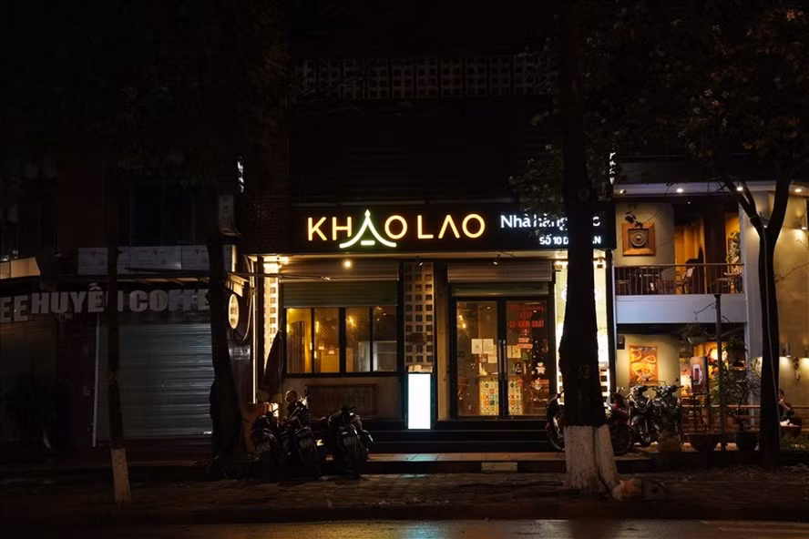 Hàng quán lại bị cấm mở cửa sau 21 giờ vì sợ virus SASR-CoV-2. Ảnh: Lao Động