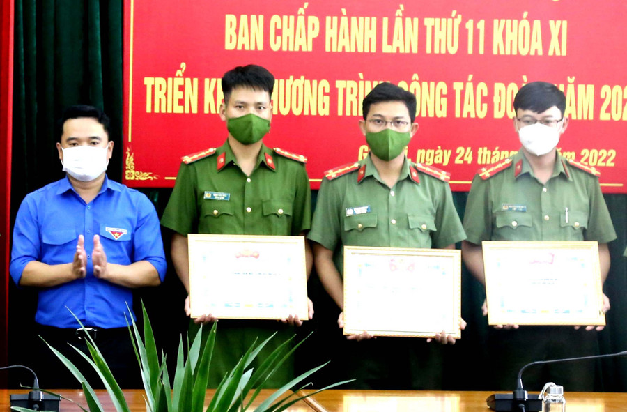 Đại úy Đào Văn Sơn (thứ 2 từ trái sang) nhận bằng khen của Tỉnh Đoàn. Ảnh: Hữu Trường 