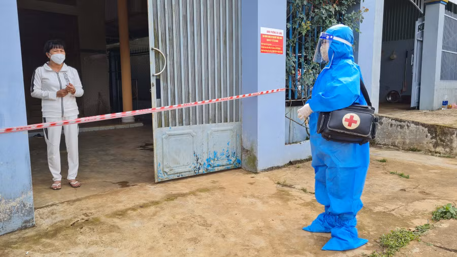 Nhân viên y tế thăm khám F0 điều trị ở nhà tại tổ 2 (phường Chi Lăng, TP. Pleiku). Ảnh: Bá Bính