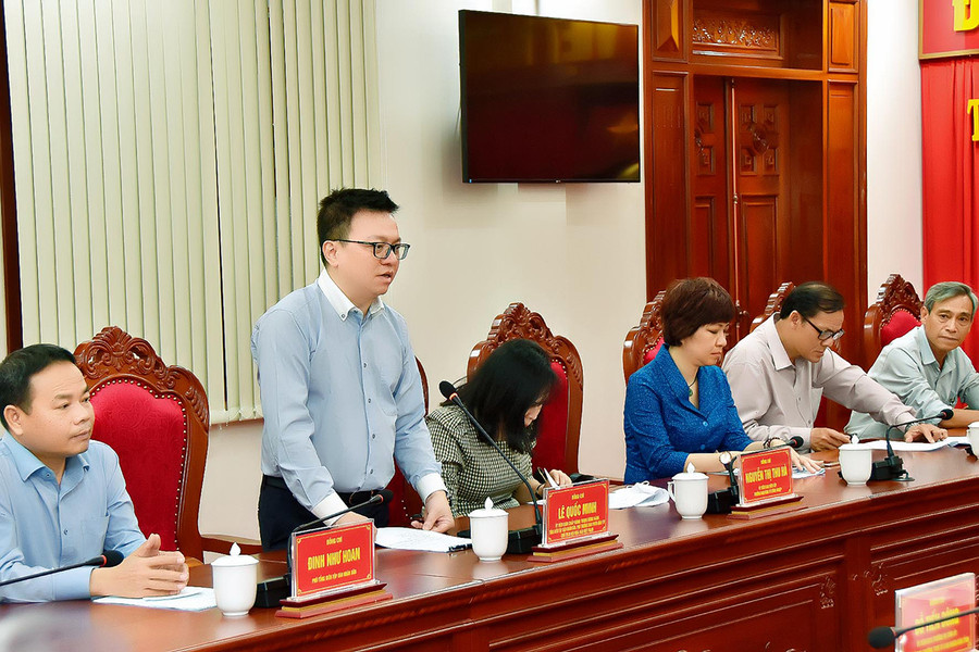 Đồng chí Lê Quốc Minh (bìa phải)-Ủy viên Ban Chấp hành Trung ương Đảng, Tổng Biên tập Báo Nhân Dân, Phó Trưởng ban Tuyên giáo Trung ương, Chủ tịch Hội Nhà báo Việt Nam chia sẻ ý kiến tại buổi làm việc với Tỉnh ủy Gia Lai. Ảnh: Đức Thụy Đồng chí Lê Quốc Minh (bìa phải)-Ủy viên Trung ương Đảng, Tổng Biên tập Báo Nhân Dân, Phó Trưởng ban Tuyên giáo Trung ương, Chủ tịch Hội Nhà báo Việt Nam chia sẻ ý kiến tại buổi làm việc với Tỉnh ủy Gia Lai.