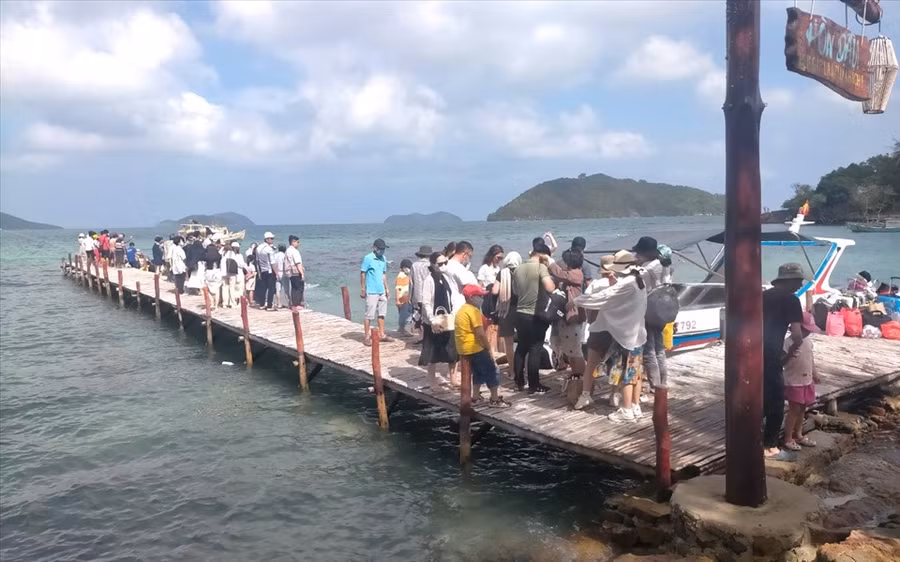 Du khách gần xa rất yêu thích các điểm đến biển đảo của Kiên Giang. Ảnh: PV