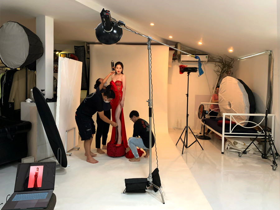 Ê kíp của studio Delavon đang chỉnh sửa giúp Nam Anh có được những bức hình hoàn hảo nhất.