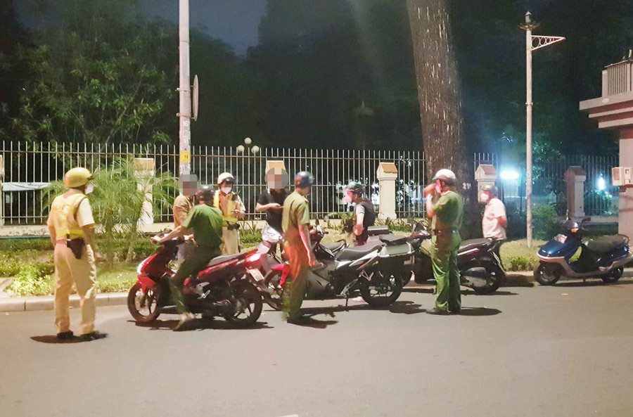  Tổ 363 Công an Q.3 kiểm tra hành chính 2 nam thanh niên trên đường Điện Biên Phủ. Ảnh: Trác Rin