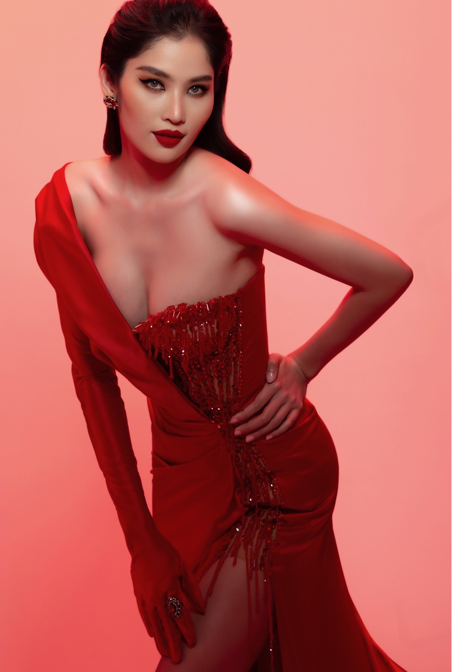 Thiết kế với đầm xẻ cao, hở ngực của NTK Thái Nguyễn mang lại vẻ đẹp cực sexy và quyến rũ cho người mặc.